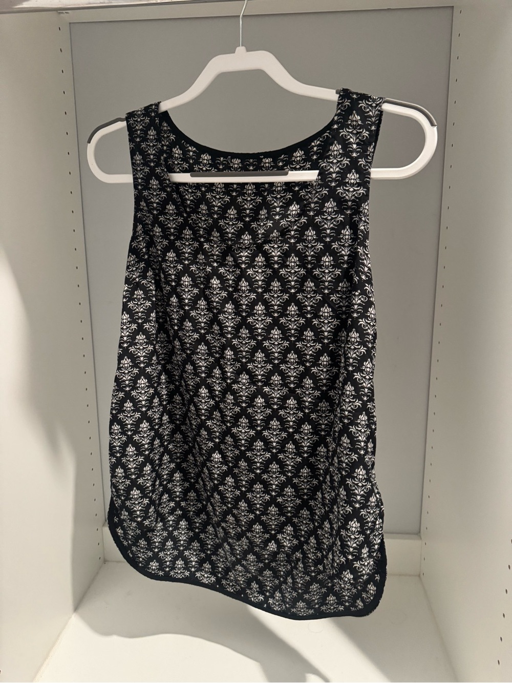 Sleeveless Black & White Printed Tank Top Small